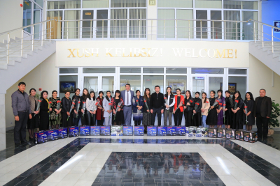 I Devices корхонасининг барча хотин-кизларини &quot;8-март Халкаро хотин кизлар&quot; байрам муносабати билан корхона бош директори Н.Рахимов табриклаб, уларга кимматбахо совгалар топширилди.