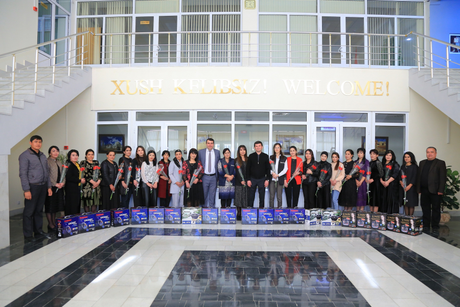 I Devices корхонасининг барча хотин-кизларини &quot;8-март Халкаро хотин кизлар&quot; байрам муносабати билан корхона бош директори Н.Рахимов табриклаб, уларга кимматбахо совгалар топширилди.